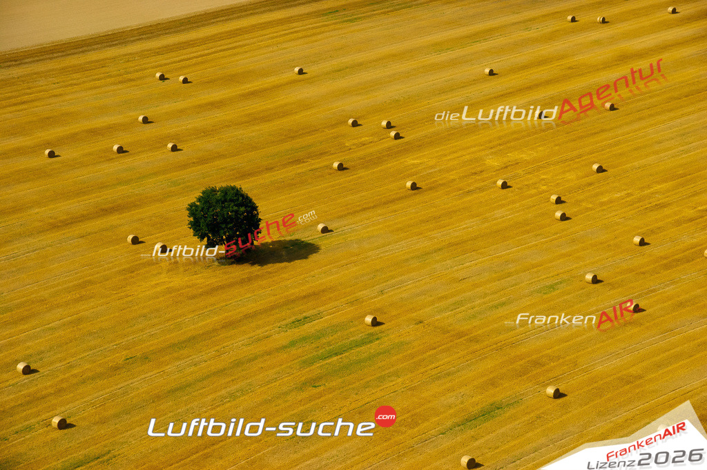 Die Luftaufnahme Getreide-acker - Oberfranken wurde vom UL-Flugzeug (keine Drohne) aus fotografiert.Hohe Druck- Auflösung-die Geschenkidee!