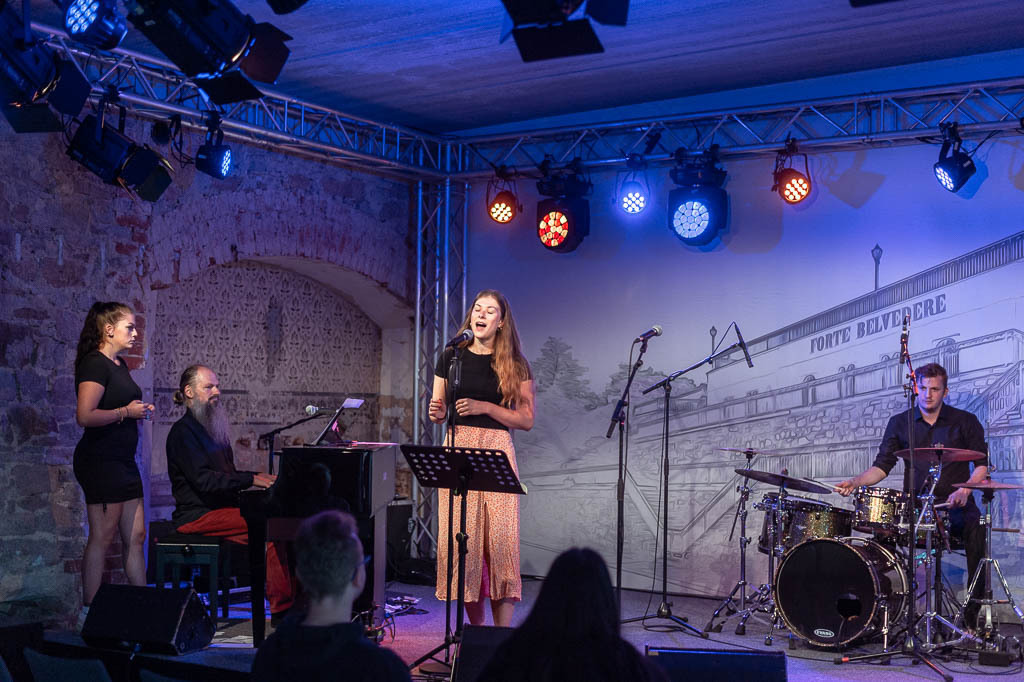 Karaoke mit Liveband | Karaoke mit Forster Family im Forte Belvedere Leisnig zum Festival Hallo Leisnig 2022. - Realisiert mit Pictrs.com