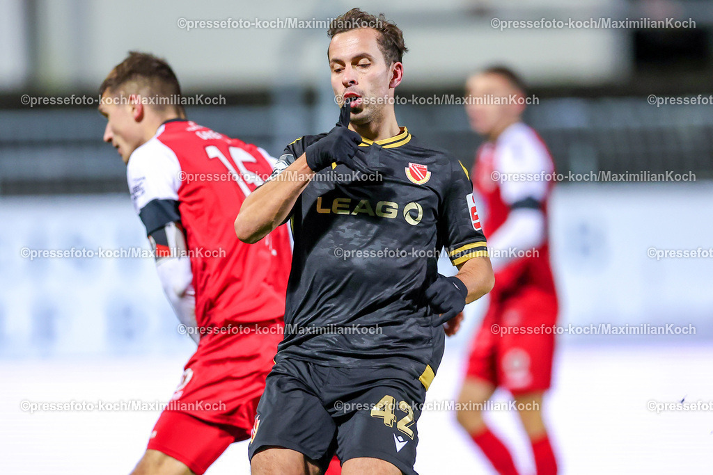 FCVK22112402095 | 22.11.2024, Fußball, FC Viktoria Köln – Energie Cottbus, 3.Liga, Sportpark Höhenberg, 15. Spieltag, Saison 2024 2025: Maximilian Pronichev (Cottbus #42)DFB regulations prohibit any use of photographs as image sequences and or quasi-video.