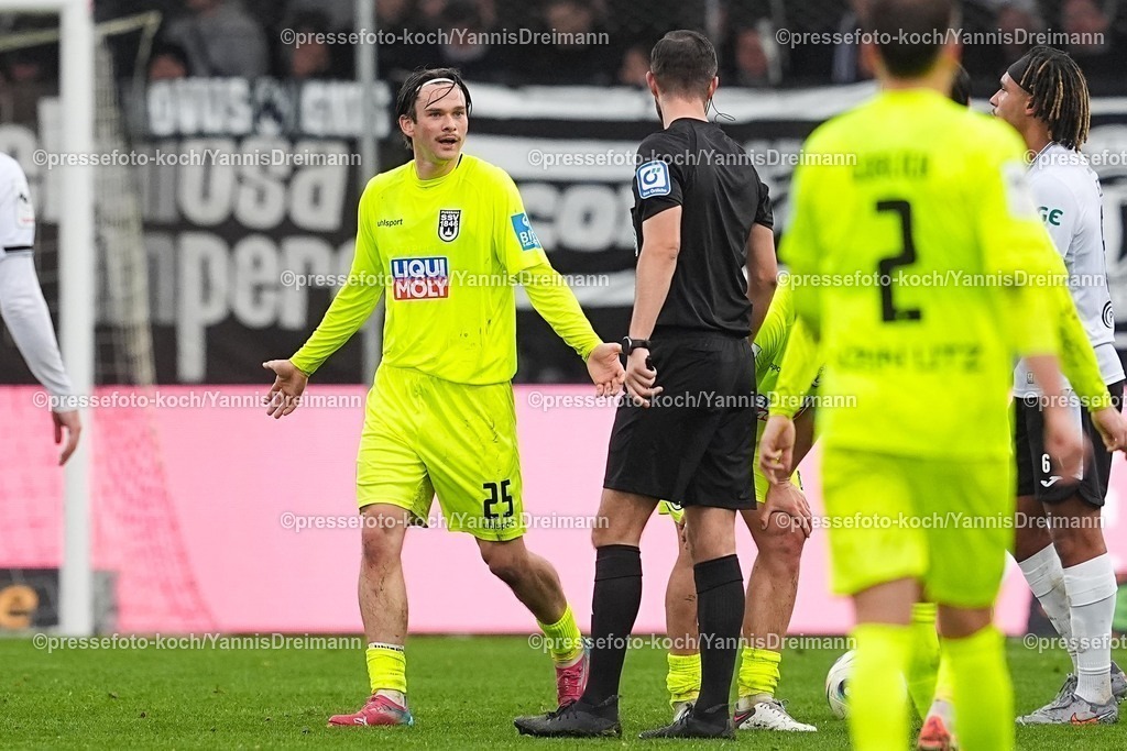 xYDRx25102501140 | 25.10.2025, xydrx, Fußball, 3.Liga, SC Verl - SSV Ulm 1846, Saison 2025 2026, Sportclub Arena:  Elias Loeder (SSV Ulm 1846 #25) diskutiert mit Cristian Ballweg (Schiedsrichter) DFB regulations prohibit any use of photographs as image sequences and or quasi-video.