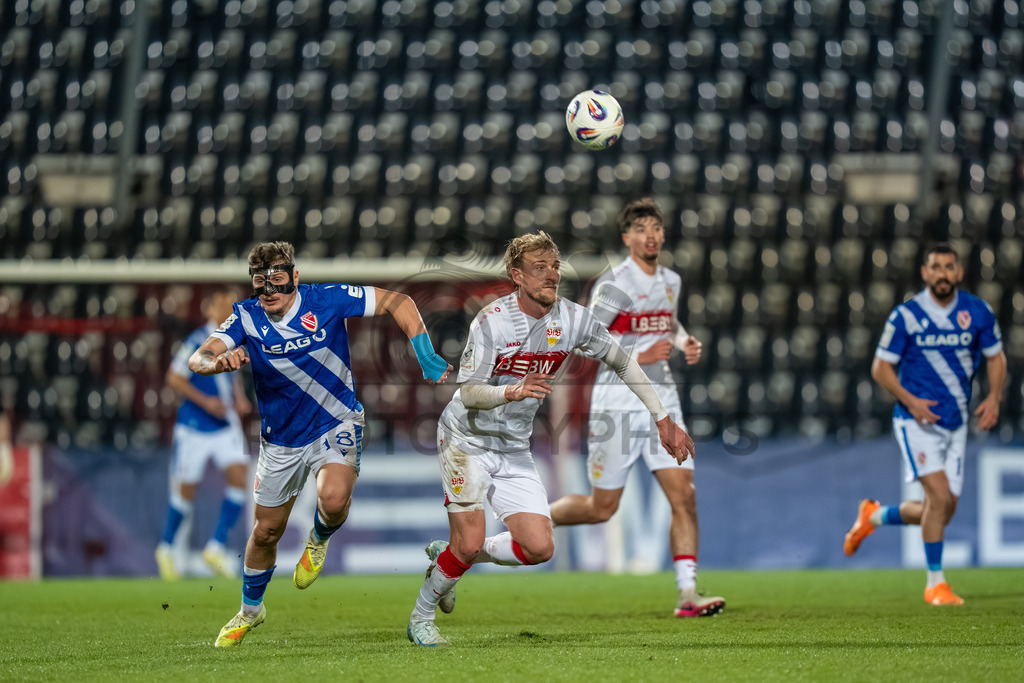 VfB Stuttgart II vs. FC Energie Cottbus, Fussball, 3.Liga, 27. Spieltag, Saison 2025/2026, 03.03.2026 | Zweikampf zwischen Alexander Groiß (VfB Stuttgart II, #06) und Erik Engelhardt (FC Energie Cottbus, #18),VfB Stuttgart II vs. FC Energie Cottbus, Fussball, 3.Liga, 27. Spieltag, Saison 2025/2026, 03.03.2026Foto: photosbyphips/Philip Ziegler