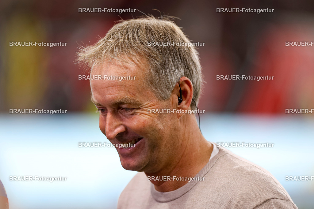 Bayer 04 Leverkusen vs Eintracht Frankfurt - Bundesliga  | Leverkusen, Deutschland, 12.09.25:   Trainer Kasper Hjulmand (Bayer 04 Leverkusen) lächelt, lacht waehrend des Spiels der Bundesliga zwischen  Bayer 04 Leverkusen vs Eintracht Frankfurt in der BayArena(Foto von Brauer-Fotoagentur / Adrian Schlueter)