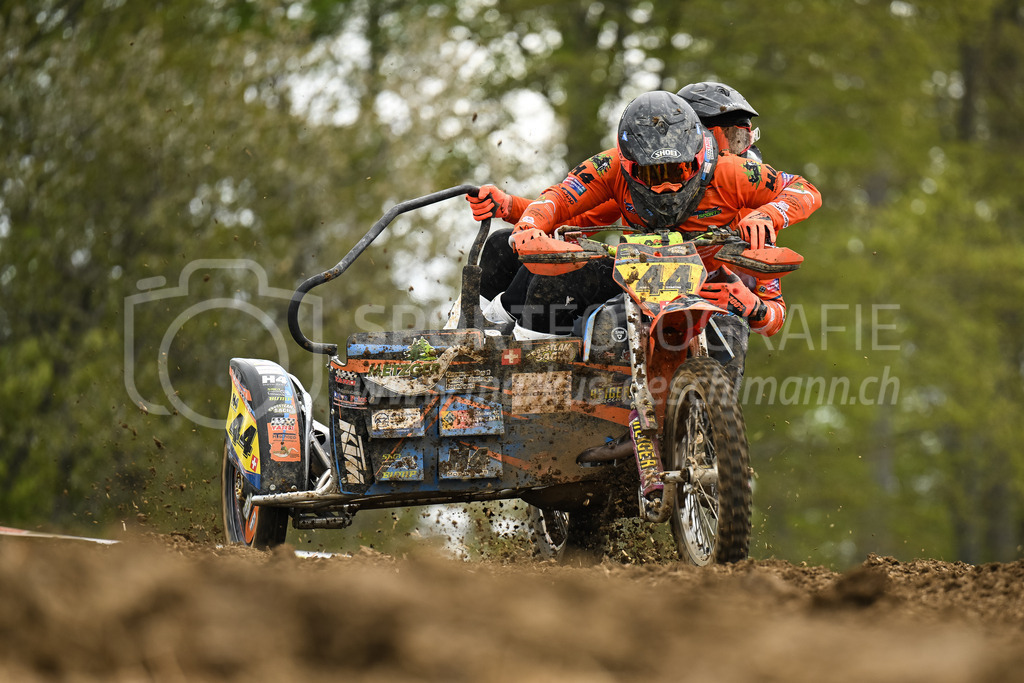 Motocross Schlatt bei Winterthur - 30. April 2023 | #44 Suter Simon / Schlienger Joel aus Zeiningen (CH) auf VMC KTM in der Kategorie Seitenwagen am Motocross Schlatt bei Winterthur, 30. April 2023. 
Instagram: @mx_schlatt | @mc_wila | @sam_schweiz
Bild: Sportfotografie Markus Aeschimann | www.markus-aeschimann.ch - Realisiert mit Pictrs.com