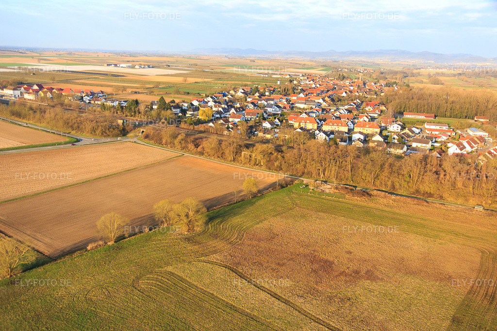 Luftbild: Entlang der Bahnlinie im Winter in Winden im Bundesland Rheinland-Pfalz in Deutschland. Foto: IMG_076772.jpg vom 28.03.2015 durch Werner Riehm/FLY-FOTO.de