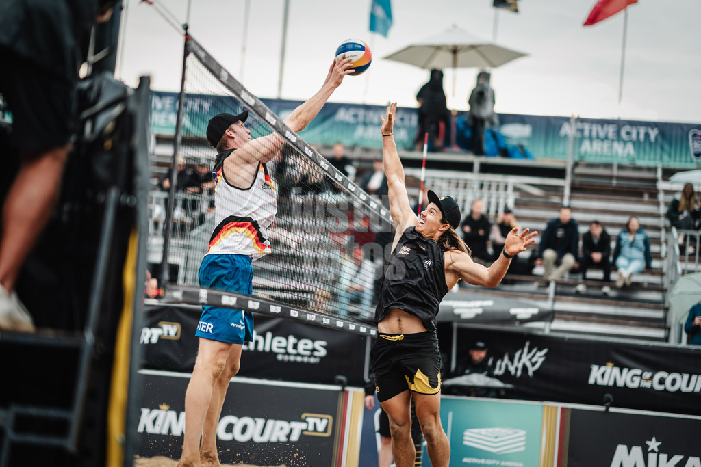 Beachvolleyball | Männer | Queen and King of the Court | Hamburg | 31.05.2024 | Philipp Huster (links) beim Block gegen Hagen Smith (rechts, USA)
