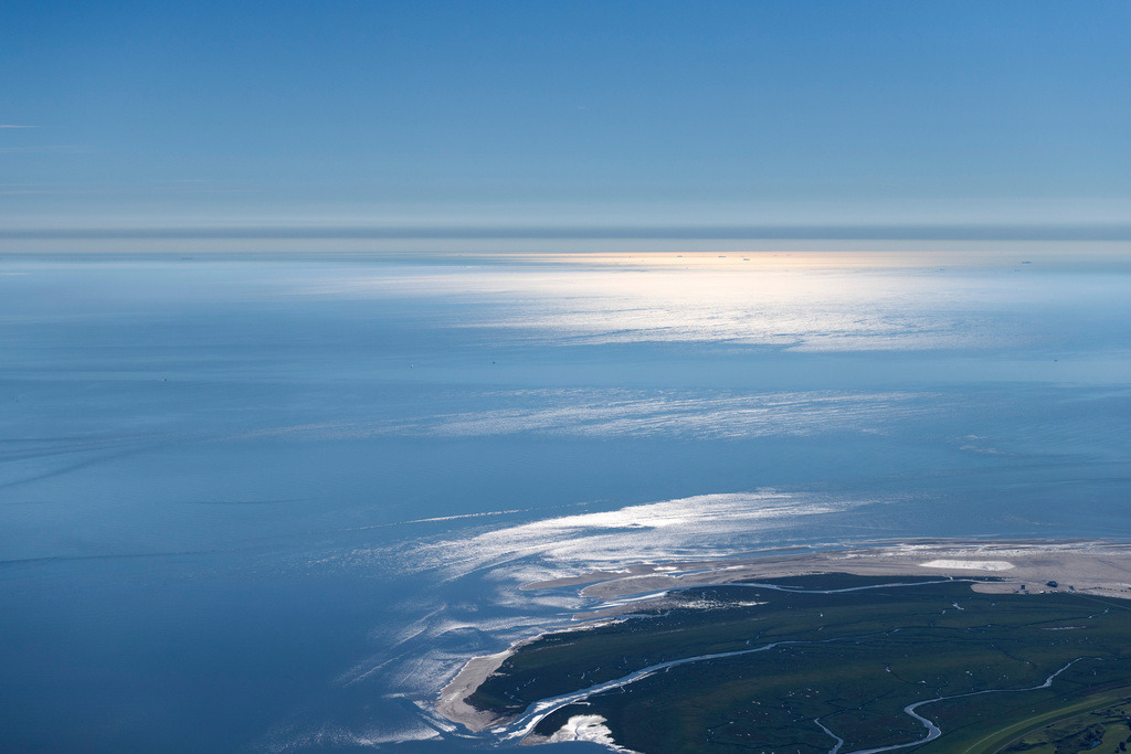 dr__0202081.jpg | SANKT PETER-ORDING 06.09.2023 Küsten- Landschaft mit Sandstrand und Watt -Strukturen im Ortsteil Böhl in Sankt Peter-Ording in Nordfriesland im Bundesland Schleswig-Holstein, Deutschland. Priele durchziehen die Salzwiesen am Wattenmeer -Rand. 