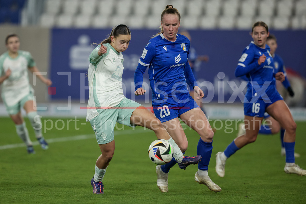 Fussball, Google Pixel Frauen-Bundesliga, FC Carl Zeiss Jena - SV Werder Bremen | v.li.: Tuana Mahmoud (SV Werder Bremen, 10) und Luca Birkholz (FC Carl Zeiss Jena, 20) im Zweikampf, Duell, Dynamik, Aktion, Action, Spielszene, DIE DFB-RICHTLINIEN UNTERSAGEN JEGLICHE NUTZUNG VON FOTOS ALS SEQUENZBILDER UND/ODER VIDEOÄHNLICHE FOTOSTRECKEN. DFB REGULATIONS PROHIBIT ANY USE OF PHOTOGRAPHS AS IMAGE SEQUENCES AND/OR QUASI-VIDEO.