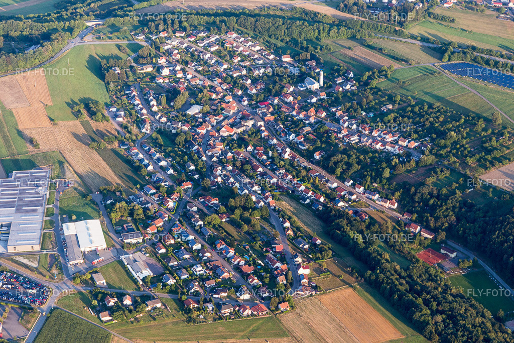 Ortsansicht | Luftbild: Ortsansicht in Petersberg im Bundesland Rheinland-Pfalz in Deutschland. Foto: IMG_109730.jpg vom 06.08.2018 durch Werner Riehm/FLY-FOTO.de - Realisiert mit Pictrs.com