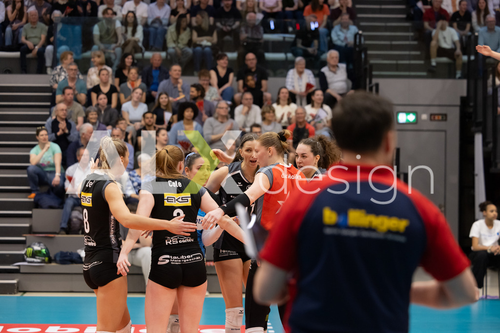 Volleyball I Frauen I Saison 2025-2026 I Volleyball NLA | Women I  Playoffs Finals 1/5 I viteos NUC - VC Kanti Schaffhausen I 06.04.2026 | VC Kanti Schaffhausen - Spielerinnenkreis - Realisiert mit Pictrs.com