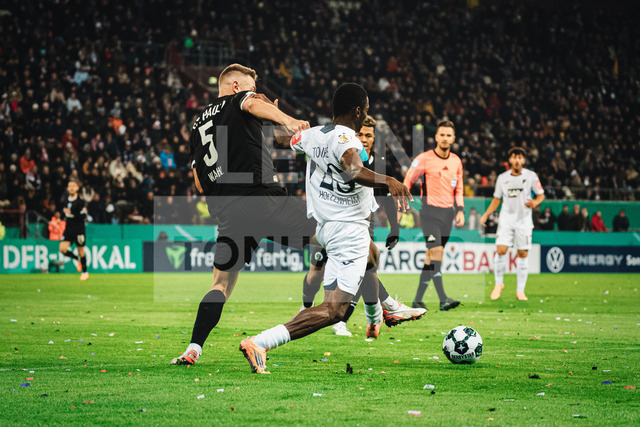 DFB-Pokal: St. Pauli vs. TSG Hoffenheim, 28.10.2025 | HAMBURG, GERMANY - OCTOBER 28: Hauke Wahl (FC St. Pauli, 5) in duel with Bazoumana Toure (TSG Hoffenheim, 29) during the DFB-Pokal match between DFB-Pokal: St. Pauli vs. TSG Hoffenheim at Millerntor-Stadion on round 2 of the DFB-Pokal on October 28, 2025 in Hamburg, Germany. DFL REGULATIONS PROHIBIT ANY USE OF PHOTOGRAPHS AS IMAGE SEQUENCES AND/OR QUASI-VIDEO. - Realisiert mit Pictrs.com