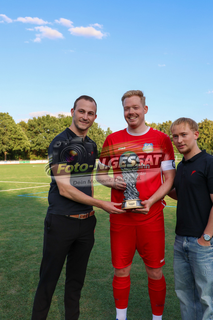 TuS Bardüttingdorf - TuRa Löhne | Auf dem Bild zu sehen: Pokalübergabe an rot SG FA Herringhausen/Eickum: Tim Spiker durch Fabian Haarmann  und Mattis Buchheister SV Löhne-Obernbeck, SG FA Herringhausen/Eickum, Saison 26/27, Fistelmann SuperCup - Realisiert mit Pictrs.com