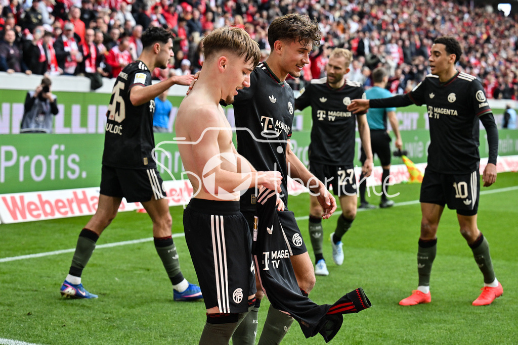 SC Freiburg - FC Bayern München | FREIBURG, GERMANY - 04. APRIL: Jubel der Bayern nach dem Treffer zum 2-3 durch Lennart KARL (FC Bayern Munich 42) / Tor / Torschuetze / Freude / Happy / während dem Bundesligamatch zwischen dem SC Freiburg und dem FC Bayern München am 28. Spieltag im Europa-Park Stadion / DFL REGULATIONS PROHIBIT ANY USE OF PHOTOGRAPHS AS IMAGE SEQUENCES AND/OR QUASI-VIDEO