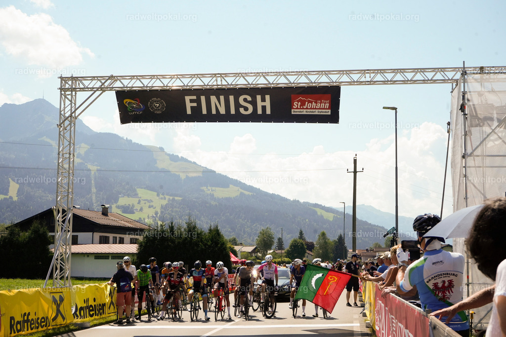 185_20230817_Bewerb_Maenner_Muehlanger | AUT - OESTERREICH, 2023-08-16: SPORT RENNRAD-FAHREN - 55. INTERNATIONALER RADWELTPOKAL IN ST. JOHANN IN TIROL  - Vintage-Radrennen mit WM-Bronze-Medaillen-Siegerin Christina Schweinberger, den Teilnehmer und Alexander Baumann (vom Orginastions-Team) - TAG 2 BEWERB MAENNER IN SECHS GRUPPEN  ; Foto: Roland Muehlanger