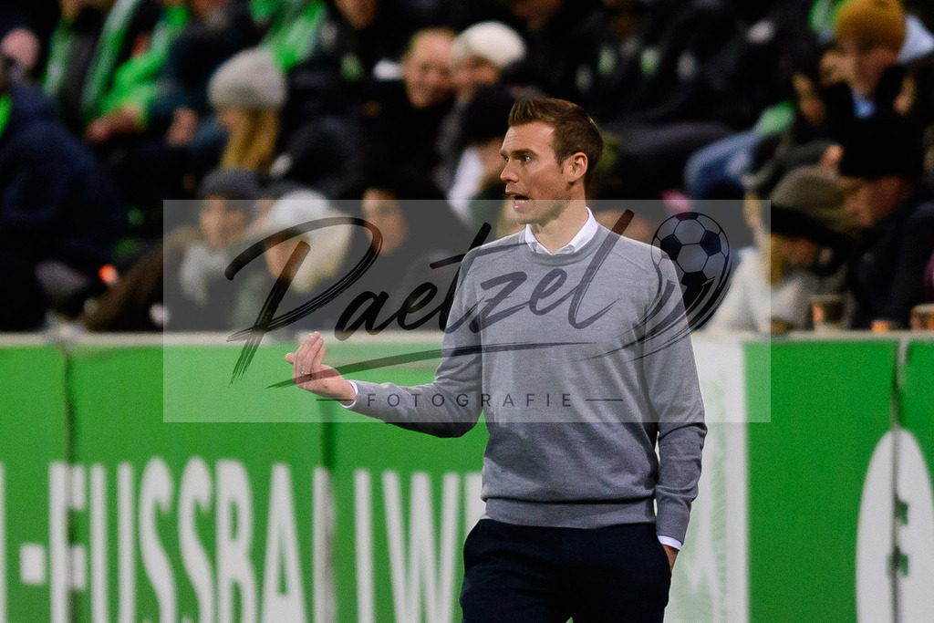 WOBJUV20211118_026 | Fussball, Frauen: Trainer Tommy Stroot (VfL Wolfsburg) gestikuliert, Gestik bei dem Spiel der UEFA Women´s Champions League zwischen VfL Wolfsburg und Juventus Turin im AOK-Stadion am 18.11.2021 in Wolfsburg, Deutschland. - Realisiert mit Pictrs.com