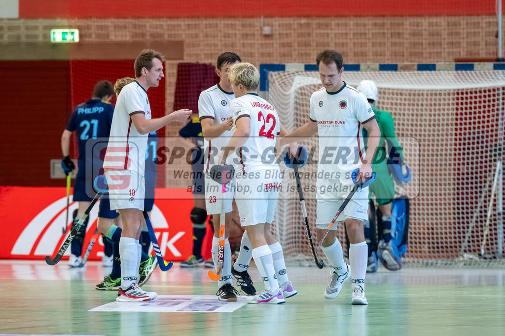 HK_20250118_101750 | 1/4 Finale 1. Bundesliga Halle Herren Crefelder HTC - Zehlendorfer Wespen am 18.1.2025 Halle Glockenspitz, Krefeld , Niklas Wellen ( Crefelder HTC 10 ) , Boomes Anton ( Crefelder HTC #23 ) , LangHeinrich Finn ( Crefelder HTC #22 ) , Linus Michler ( Crefelder HTC #7 )
