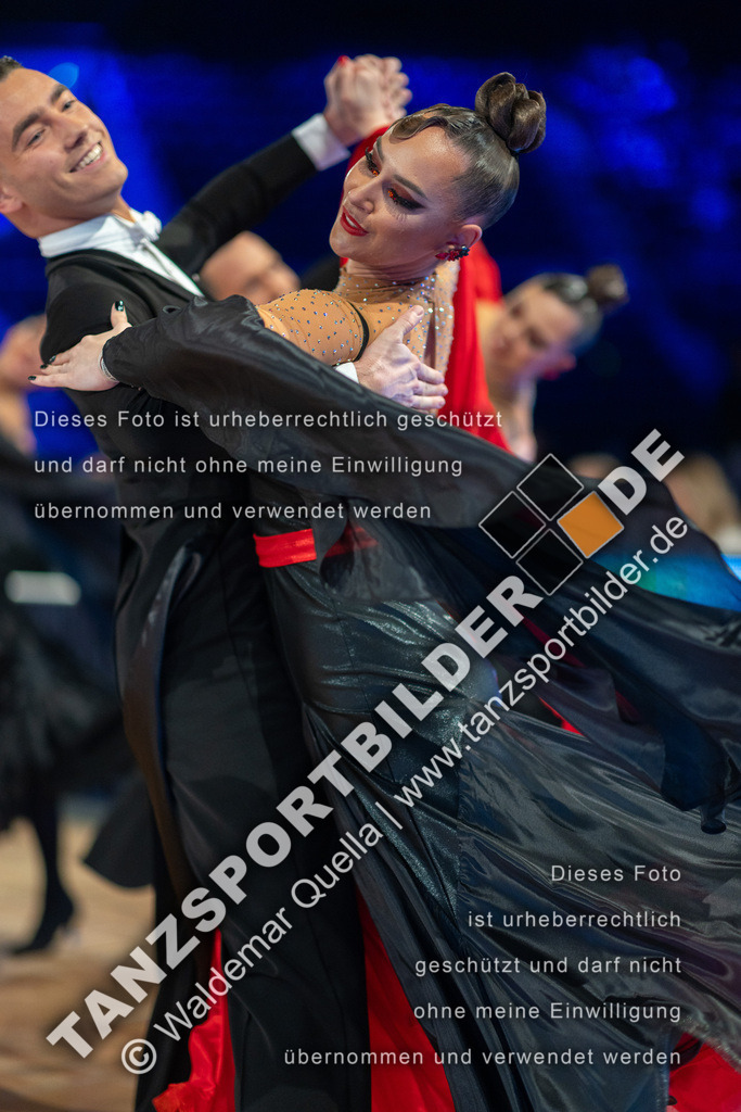 20251206-00360 | Hier finden Sie Tanz Bilder vom Latein und Standard Formationen tanzen. Sportbilder vom Tanzsport. Schöne Fotos und von Weltmeisterschaft, Europameisterschaft, Bundesliga, Regionalliga, Oberliga und Landesliga sowie von GOC Stuttgart, DanceComp, WM Bremen
