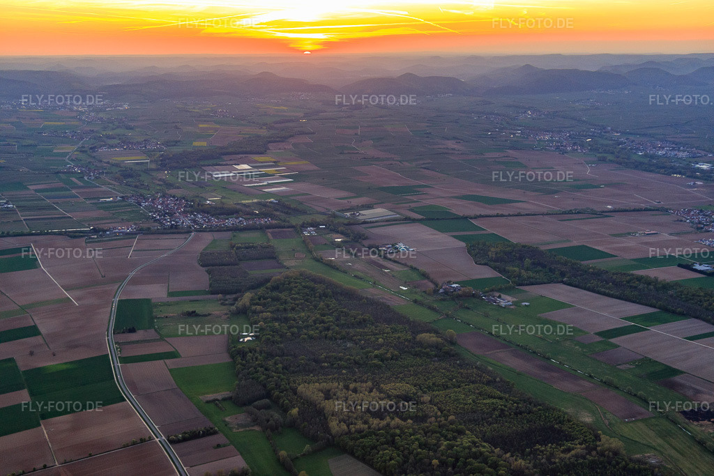 Luftbild: Dorfansicht bei Sonnenuntergang aus Osten in Winden im Bundesland Rheinland-Pfalz in Deutschland. Foto: IMG_077575.jpg vom 21.04.2015 durch Werner Riehm/FLY-FOTO.de