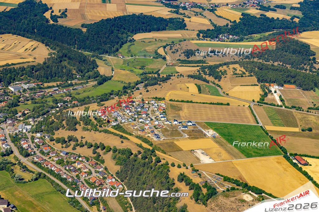 Aktuelles Luftbild von  Titting - Die Luftaufnahme wurde 2022 mittels UL-Flugzeug erstellt ( keine Drohne ) - hochauflösende Kamera-Systeme von  Canon -Beste Qualität - Für grossformatige Ausdrucke geeignet. Die Geschenkidee !