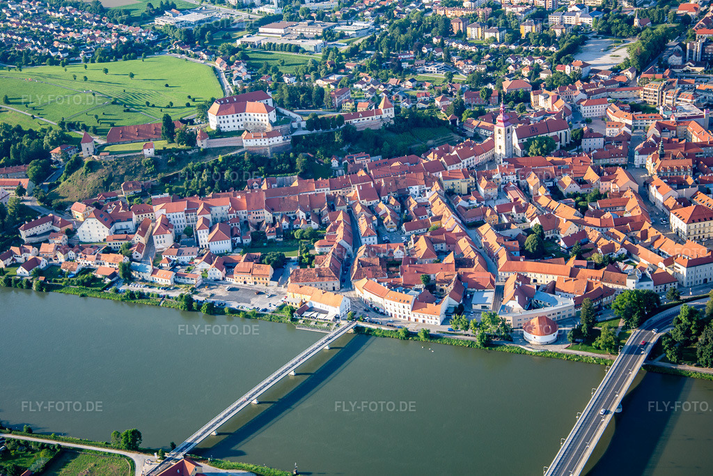Luftbild: Altstadt von Süden hinter den Brücken über die Drau/Dravo in Ptuj im Bundesland Slowenien in Slowenien. Foto: IMG_137319.jpg vom 08.07.2023 durch Werner Riehm/FLY-FOTO.de