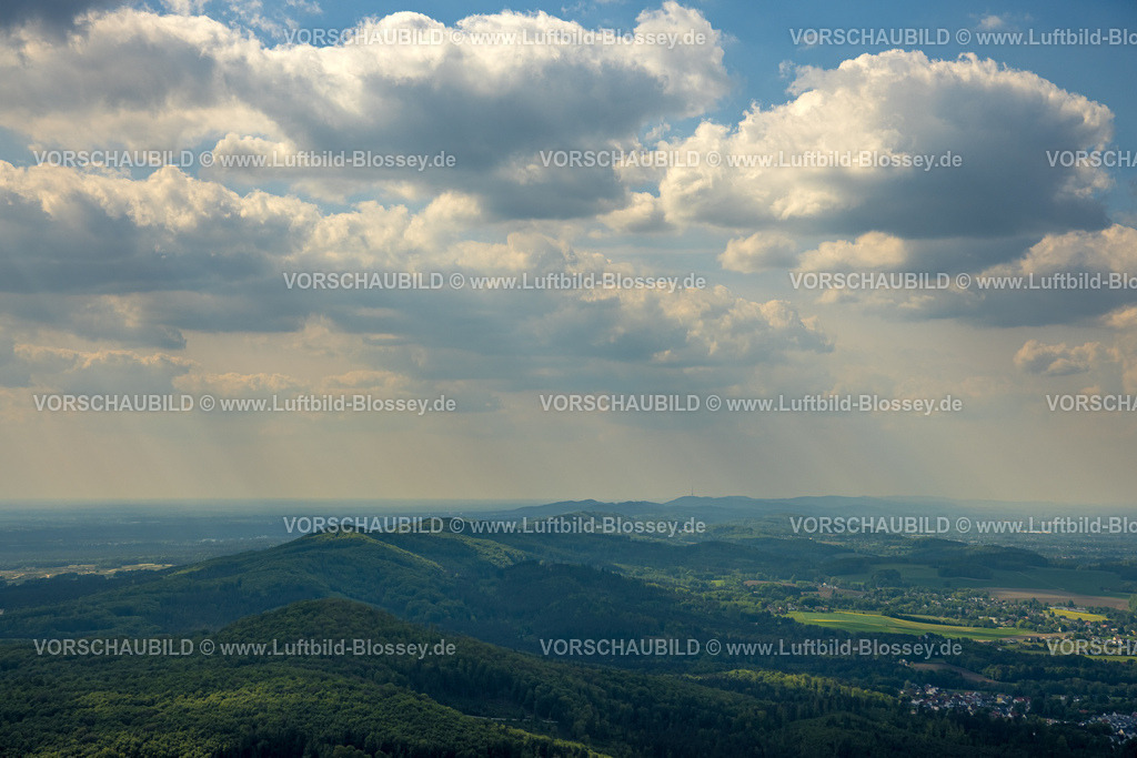 Detmold240505607TeutoburgerWald | Luftbild, hügeliges Waldgebiet im Gegenlicht, blauer Himmel und Wolken, Fernsicht mit Blick über den Teutoburger Wald, Hiddesen, Detmold, Ostwestfalen, Nordrhein-Westfalen, Deutschland