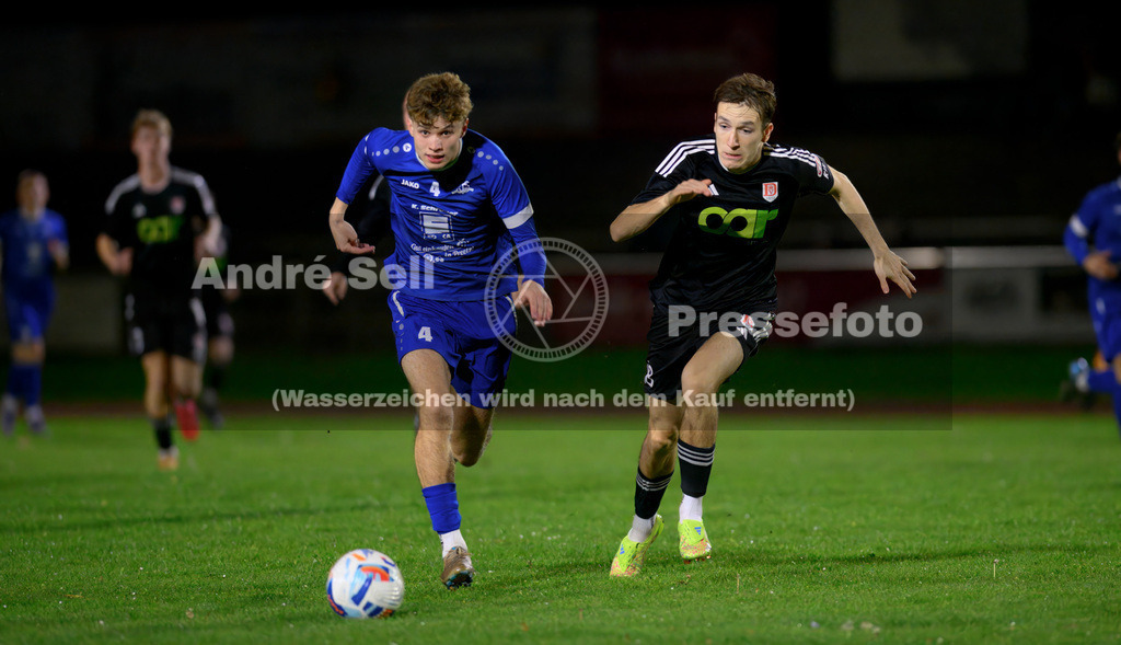 Preetzer TSV vs MTV Dänischenhagen | Enno Schulze (Preetz #4) vs Max Benninghoff (Dänischenhagen #18) / Fußball-Verbandsliga Ost Männer 2026/2027 / Preetzer TSV vs MTV Dänischenhagen / Jahnplatz / Preetz / 16.10.26 - Realisiert mit Pictrs.com