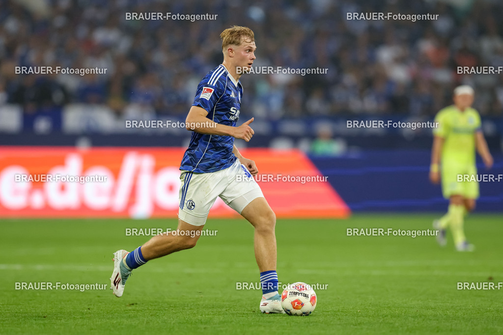 1_S04BER_20250801_1646.JPG -  - FC Schalke 04 - Hertha BSC Berlin - 2. Bundesliga | Gelsenkirchen, Deutschland, 01.08.25: Peter Remmert (FC Schalke 04) in Aktion, am Ball, Einzelaktion waehrend des Spiels der 2. Bundesliga zwischen FC Schalke 04 - Hertha BSC Berlin in der Veltins-Arena am 01. August 2025 in Gelsenkirchen, Deutschland. (Foto von Stefan Brauer/Brauer-Fotoagentur)DFB/DFL REGULATIONS PROHIBIT ANY USE OF PHOTOGRAPHS AS IMAGE SEQUENCES AND/OR QUASI-VIDEO.