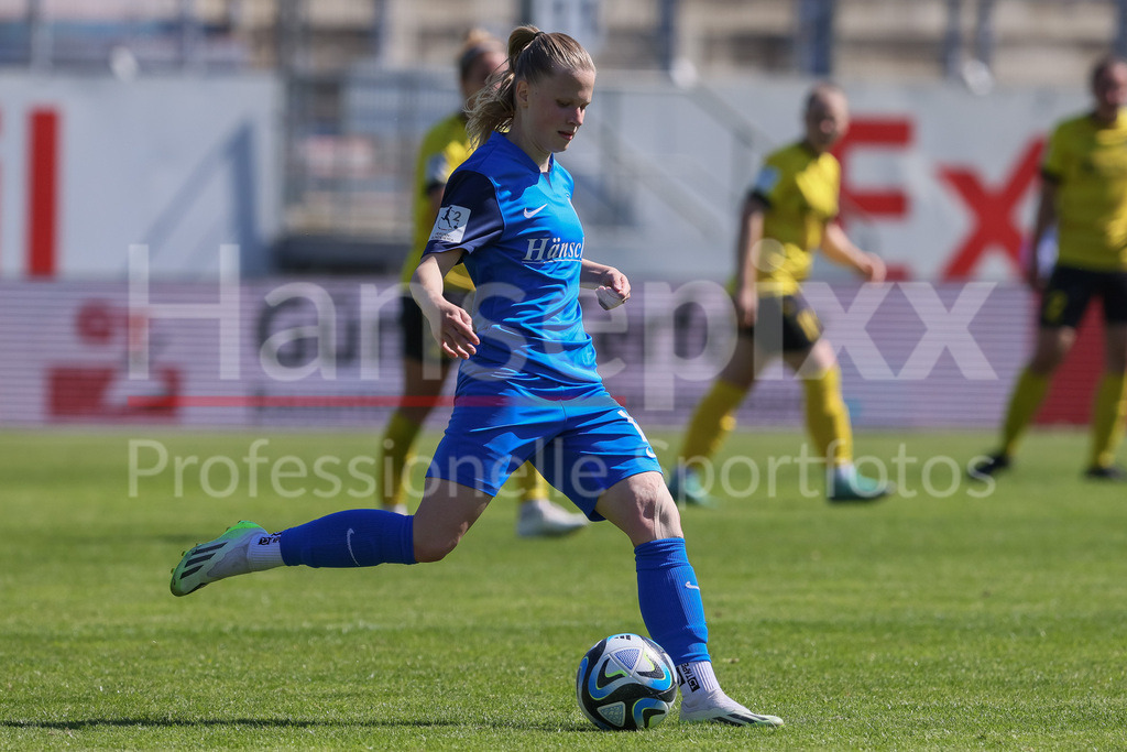 Fussball, 2. Frauen-Bundesliga, SV Meppen - SV 67 Weinberg | v.li.: Nina Zimmer (SV Meppen, 12) am Ball, Einzelbild, Ganzkörper, Aktion, Action, Spielszene, DIE DFB-RICHTLINIEN UNTERSAGEN JEGLICHE NUTZUNG VON FOTOS ALS SEQUENZBILDER UND/ODER VIDEOÄHNLICHE FOTOSTRECKEN. DFB REGULATIONS PROHIBIT ANY USE OF PHOTOGRAPHS AS IMAGE SEQUENCES AND/OR QUASI-VIDEO.