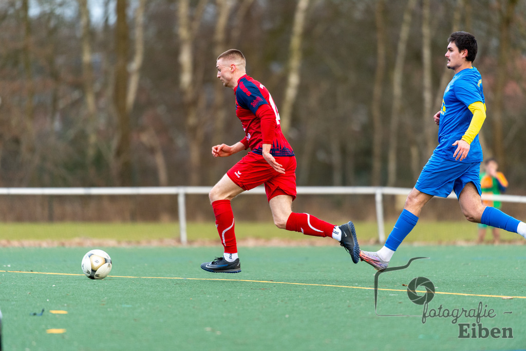 GVO Oldenburg-VFL Germania Leer | Herren Bezirks-Testspiel; GVO Oldenburg (rot)-VFL Germania Leer (blau) am 02.03.2025 in Oldenburger (Sportpark Osternburg); Photo: Philip Eiben 2025 - Realisiert mit Pictrs.com