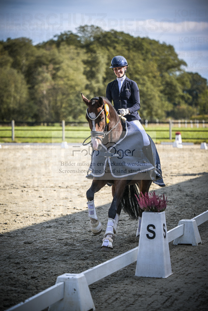 DOS_0105 | Entdecke hochwertige Reitturnierfotos von Foto Oger. Professionell, emotional und authentisch – jetzt Lieblingsmomente im Shop bestellen.Deutschlandweite Turnierfotografie. - Realisiert mit Pictrs.com