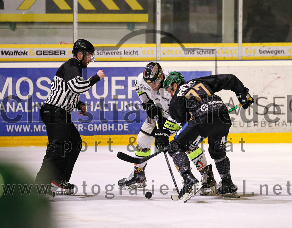 2024-02-16_057_TSV_Erding_gegen_ERSC_Amberg | Erding, Deutschland, 16.02.2024:
Eishockey, Bayernliga Playoffs 2023 / 2024, 1. Spieltag, TSV Erding gegen ERSC Amberg, Endergebnis: 1:2

Michael Kirchberger (ERSC Amberg, #91), Philipp Michl (Erding Gladiators, #77)

Foto: Christian Riedel / fotografie-riedel.net