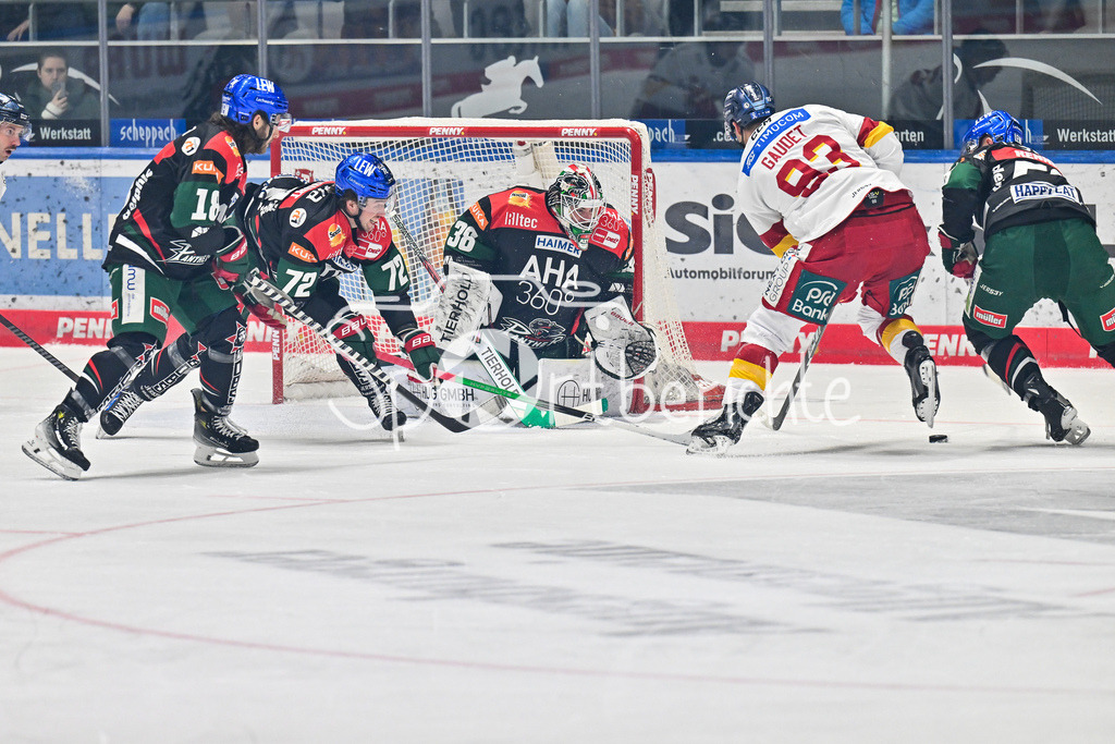 Augsburger Panther - Düsseldorfer EG | in dieser Szene koennen die Panther vor Tyler GAUDET (Duessedorfer EG 93) klaeren / DEL: Augsburger Panther - Duesseldorfer EG, Curt Frenzel Stadion am 04.03.2025