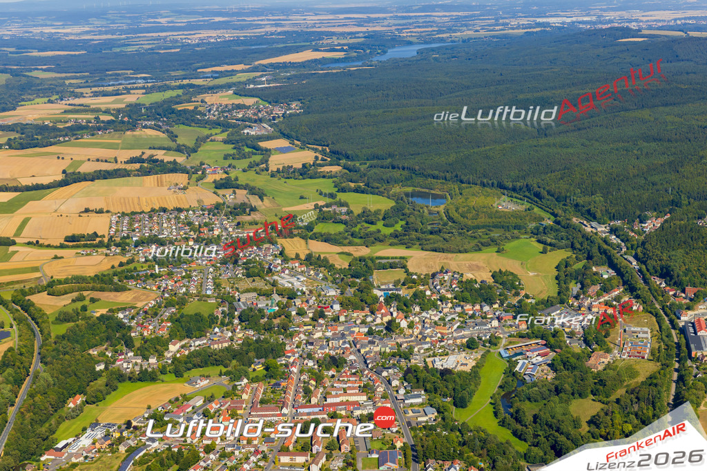 Luftaufnahme der Stadt Arzberg - Die Luftaufnahme wurde 2025 vom UL-Flugzeug heraus erstellt ( keine Drohne ) - Hochauflösende Luftaufnahme - für professionelle Ausdrucke geeignet. Die Geschenkidee !Mit Lizenz und Bildrechte bestellbar