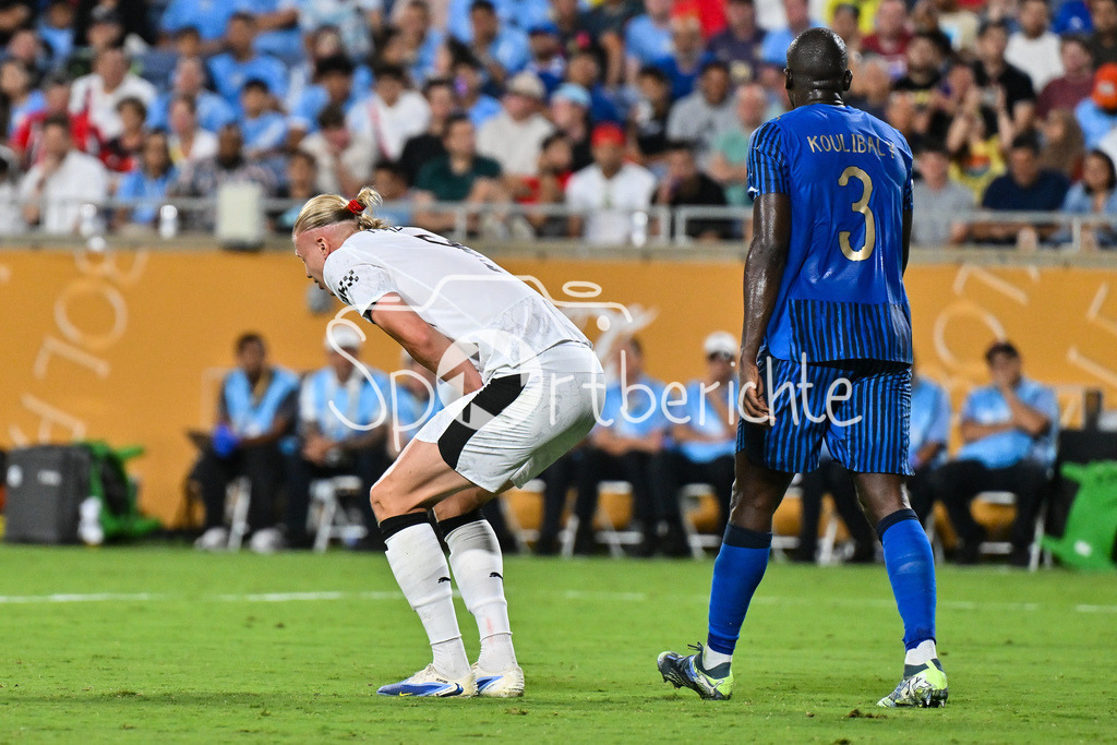Manchester City - Al-Hilal SFC | der angeschlagene Erling HAALAND (Manchester City 9) haelt sich die Leiste / FIFA Club World Cup: Manchester City - Al-Hilal SFC, Camping World Stadium am 30.06.2025 / NOT FOR SALE IN USA