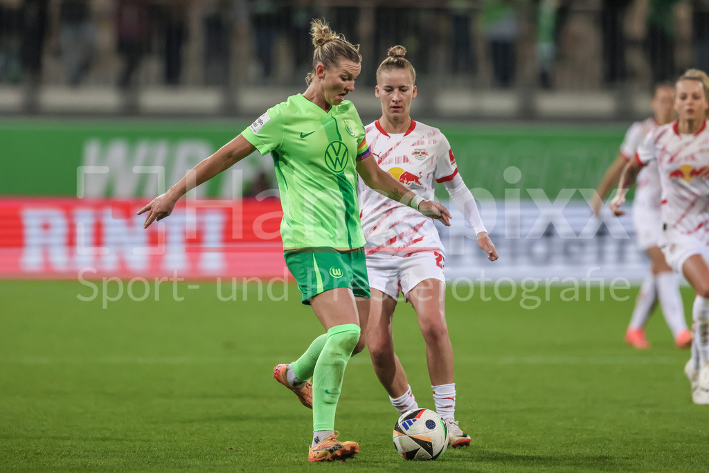Fussball, Google Pixel Frauen-Bundesliga, VfL Wolfsburg - RB Leipzig | v.li.: Alexandra Popp (VfL Wolfsburg, 11) und Marlene Müller (RB Leipzig, 27) im Zweikampf, Duell, Dynamik, Aktion, Action, Spielszene, DIE DFB-RICHTLINIEN UNTERSAGEN JEGLICHE NUTZUNG VON FOTOS ALS SEQUENZBILDER UND/ODER VIDEOÄHNLICHE FOTOSTRECKEN. DFB REGULATIONS PROHIBIT ANY USE OF PHOTOGRAPHS AS IMAGE SEQUENCES AND/OR QUASI-VIDEO.
