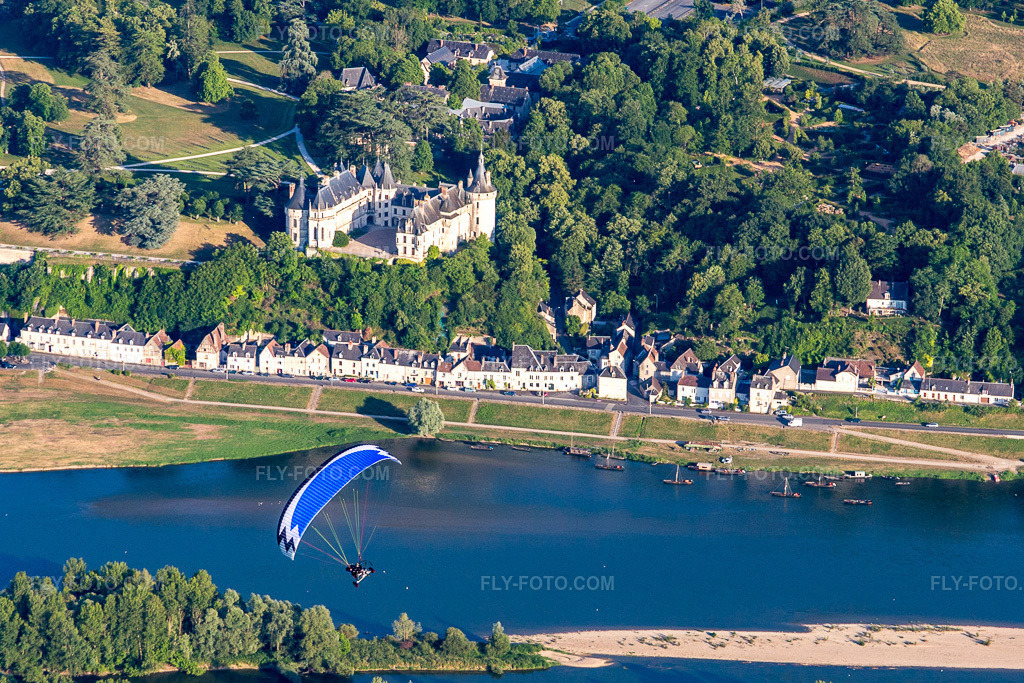 Aerial view: Chaumont Castle complex - Château de Chaumont on the Loire. A paraglider is in the foreground. in Chaumont-sur-Loire in the state Loir et Cher, France. – Photo: IMG_081212.jpg taken on 06/19/2015 by Werner Riehm/FLY-FOTO.com – Resolution of the original: 2821 x 1880 px
