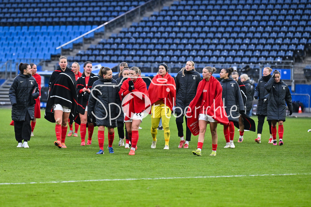 Hamburger SV - SC Freiburg | HAMBURG, GERMANY - 01. FEBRUARY: Die Spielerinnen aus Freiburg bedanken sich bei den mitgereisten Fans nach dem Match zwischen dem Hamburger SV und dem SC Freiburg am 16. Spieltag der Google Pixel Frauen-Bundesliga im Volksparkstadion