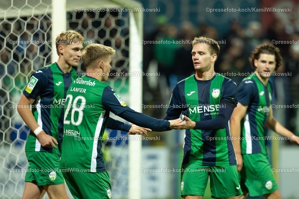 xKWI03102501209 | 03.10.2025, xkwix, Fußball, Regionalliga West, FC Gütersloh - SC Wiedenbrück, Ohlendorf Stadion im Heidewald: Torjubel nach dem Tor zum 1:0 durch Jan-Lukas Liehr (FC Gütersloh #7). 