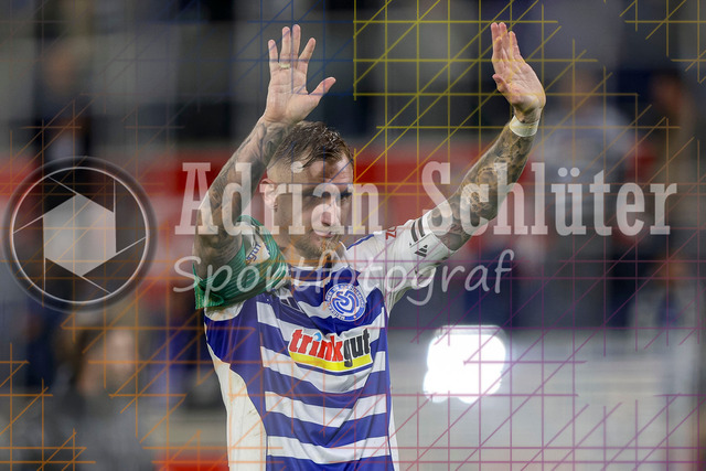 MSV Duisburg vs SV Waldhof Mannheim - 3. Liga | Duisburg, Deutschland, 07.11.25:   Alexander Hahn (MSV Duisburg) Schlussjubel, jubelt nach dem Sieg waehrend des Spiels der 3. Liga MSV Duisburg vs SV Waldhof Mannheim in der schauinsland-reisen-arena(Foto von Brauer-Fotoagentur / Adrian Schlueter)