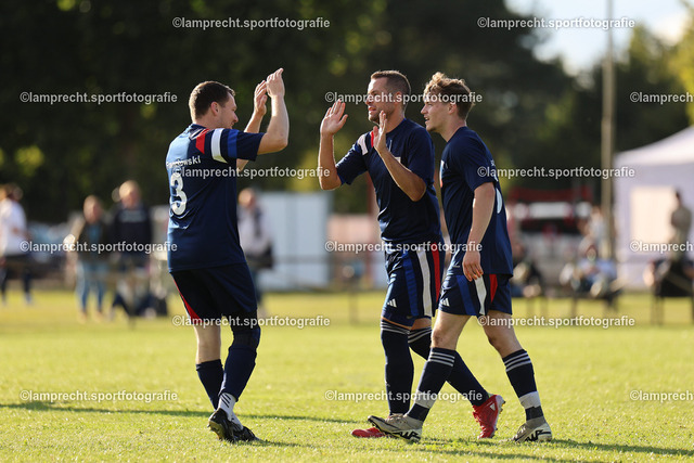 Fußball I Herren I Saison 2025-2026 I Kreisklasse A Süd-Ost I 6. Spieltag I SG Scharbeutz-Pönitz - VfL Bad Schwartau I 13.09.2025.068 | v.l. Oliver Franzkowski (3, SG Scharbeutz/Pönitz), Chris Ruppert (31, SG Scharbeutz/Pönitz), Janic Rist (6, SG Scharbeutz/Pönitz) - Realisiert mit Pictrs.com