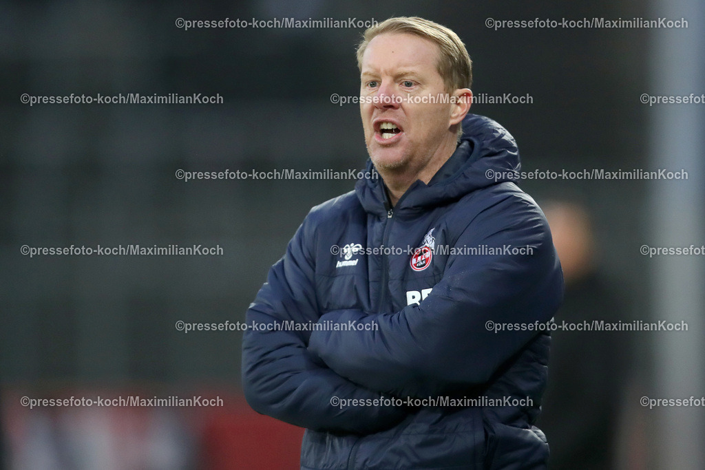 RWE06012402151 | 06.01.2024, Essen, Fußball, Herren, Stadion an der Hafenstraße, Testspiel, Rot-Weiss Essen – 1. FC Köln:  Cheftrainer Timo Schultz (1.FC Köln) steht bei seinem ersten Spiel als neuer Trainer mit verschränkten Armen am Spielfeldrand. 
DFB regulations prohibit any use of photographs as image sequences and or quasi-video.