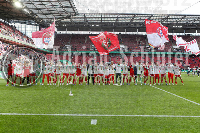14.05.2026, GER, Fussball, Frauen, DFB-Pokal, Finale, Saison 2025/2026, VfL Wolfsburg - FC Bayern München | die Mannschaft des FC Bayern München feiert den Sieg des DFB Pokal
