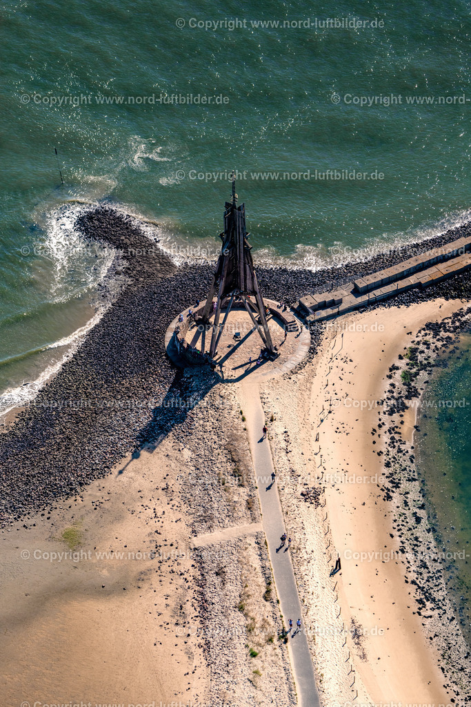Cuxhaven_Kugelbake_ELS_7549130822 | CUXHAVEN 13.08.2022 Landspitze an der Elbmündung im Kurviertel Döse in Cuxhaven im Bundesland Niedersachsen. An dem Seezeichen Kugelbake endet die Elbe, dahinter liegt das gleichnamige Fort, eine ehemalige Marinefestung am Seedeich. // Headland area of the mouth of the Elbe in the spa district of Doese in Cuxhaven in the state of Lower Saxony. The river ends at the Kugelbake sign located at the former marine fortress of the same name. Foto: Martin Elsen