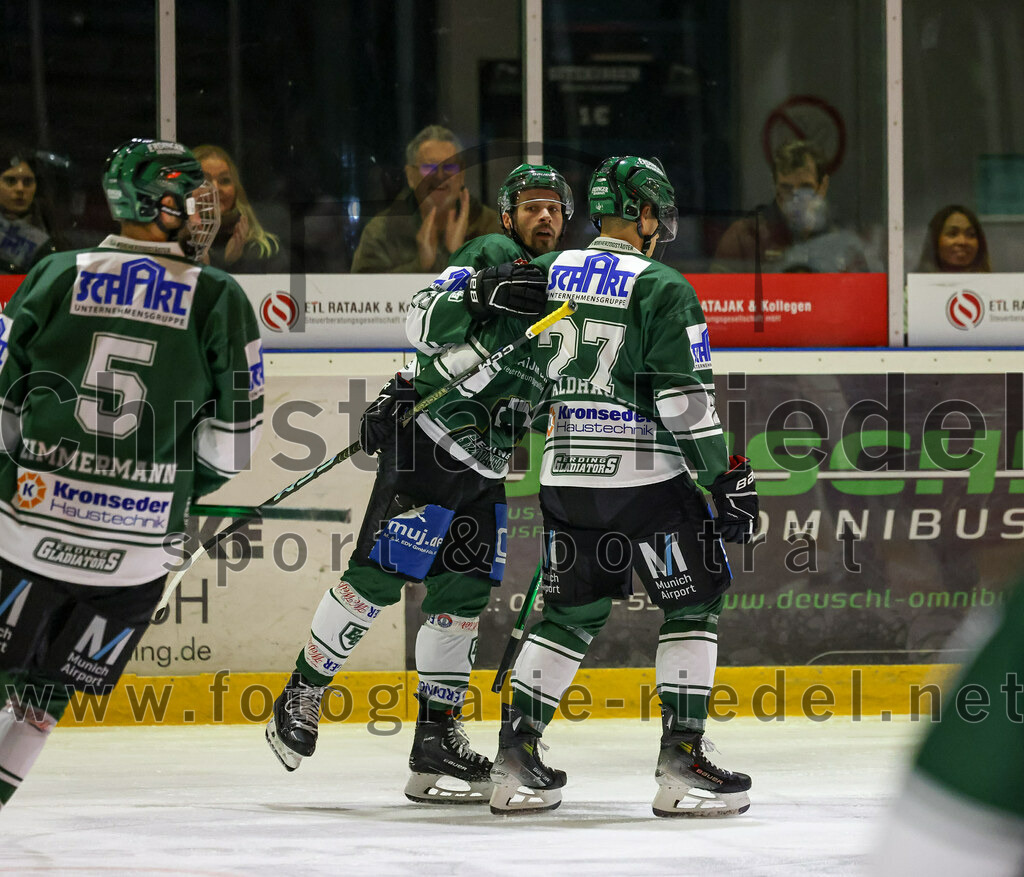 2023-11-17_061_TSV_Erding_gegen_EA_Schongau | Erding, Deutschland, 17.11.2023:
Eishockey, Bayernliga Vorrunde 2023 / 2024, 10. Spieltag, TSV Erding gegen EA Schongau, Endergebnis: 12:4

Florian Zimmermann (Erding Gladiators, #5), Philipp Michl (Erding Gladiators, #77), Mark Waldhausen (Erding Gladiators, #27)

Foto: Christian Riedel / fotografie-riedel.net