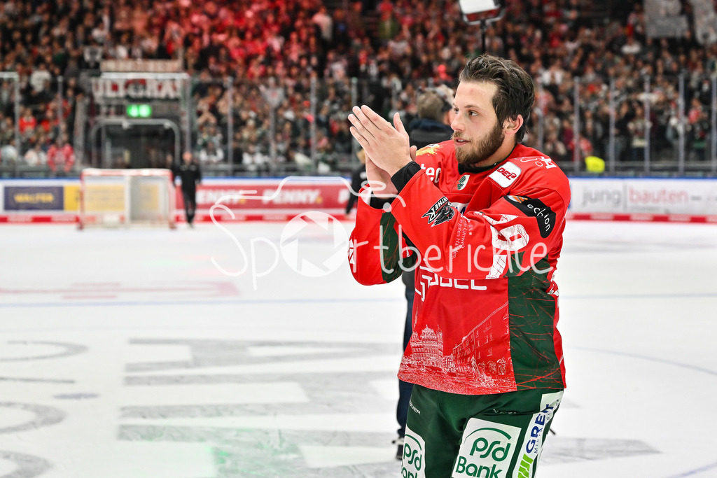 Augsburger Panther - Kölner Haie | Glückliche Augsburger Panther feiern den Heimsieg gegen Köln mit den heimischen Fans / DEL: Augsburger Panther - Kölner Haie; Curt Frenzel Stadion am 26.09.2025 / Riley DAMIANI (Augsburger Panther #19)