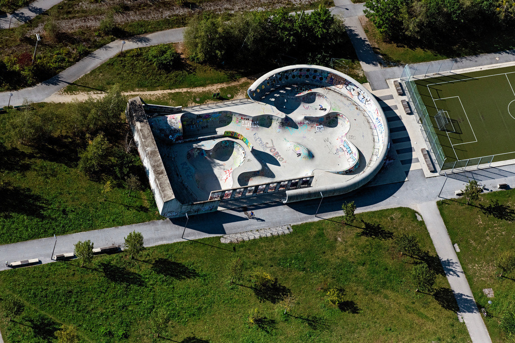 dr__0054689.jpg | MüNCHEN 15.09.2020 Streckenführung des Rad- Weges und der Skatebahn Hirschgarten Skatepark in München im Bundesland Bayern, Deutschland. // Route of the cycle path and the skating rink Hirschgarten Skatepark in Munich in the state Bavaria, Germany. Foto: Daniel Reiter