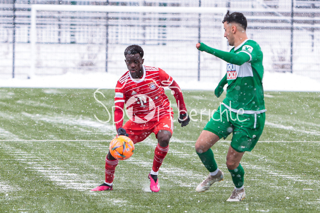 FC Bayern Amateure - VfB Eichstätt | Mamim SANYANG (FCB #26) im Duell mit Deniz ERTEN (VFB #25)