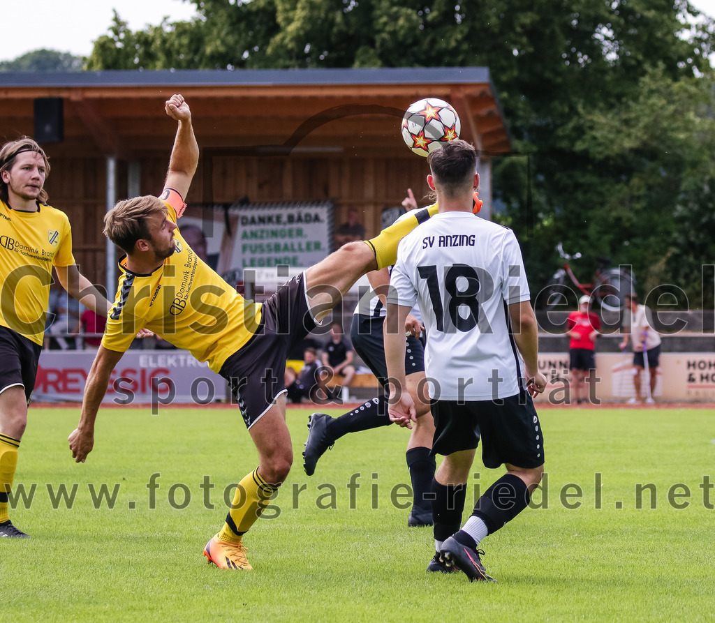 2023-07-23_033_SV_Anzing_gegen_SC_Kirchasch | Anzing, Deutschland, 23.07.2023:
Fußball, Kreisliga 2023 / 2024, Testspiel, SV Anzing gegen SC Kirchasch, Endergebnis: 5:1

Johannes Westermaier (SC Kirchasch, #3), Granit Lezi (SV Anzing, #18)

Foto: Christian Riedel / fotografie-riedel.net