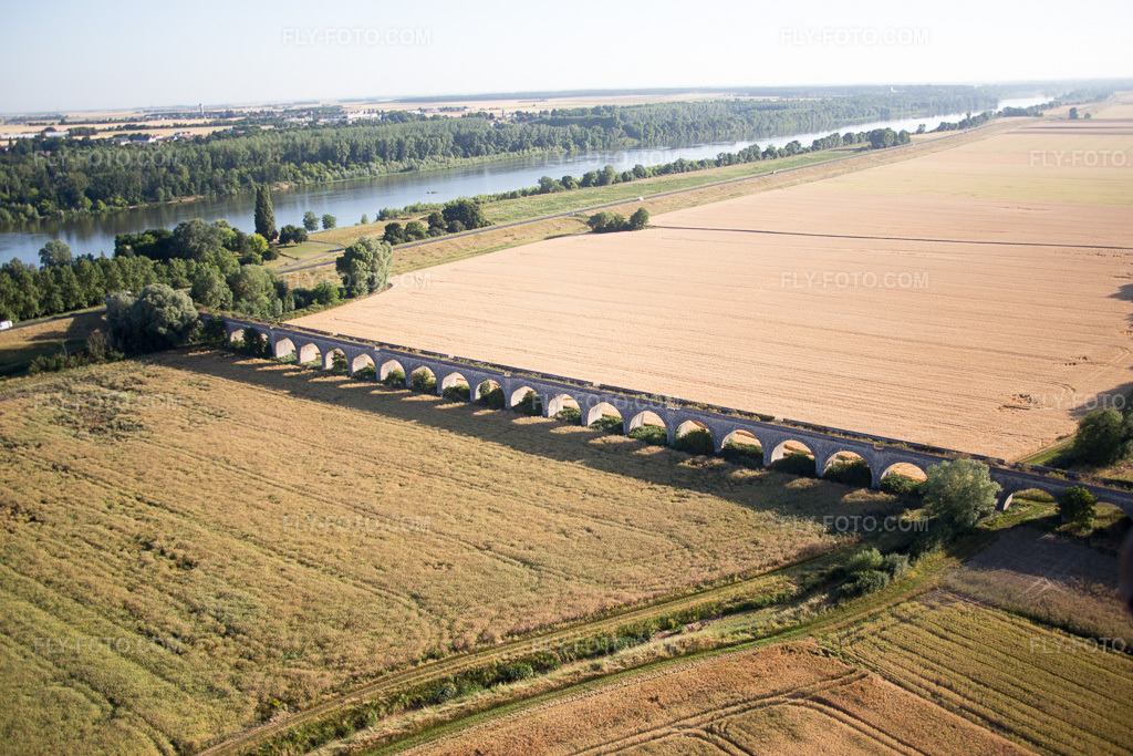 Aerial view: Viaduct at Vineuil/Loire in Vineuil in the state Loir et Cher, France. – Photo: IMG_082076.jpg taken on 06/20/2015 by Werner Riehm/FLY-FOTO.com – Resolution of the original: 5472 x 3648 px