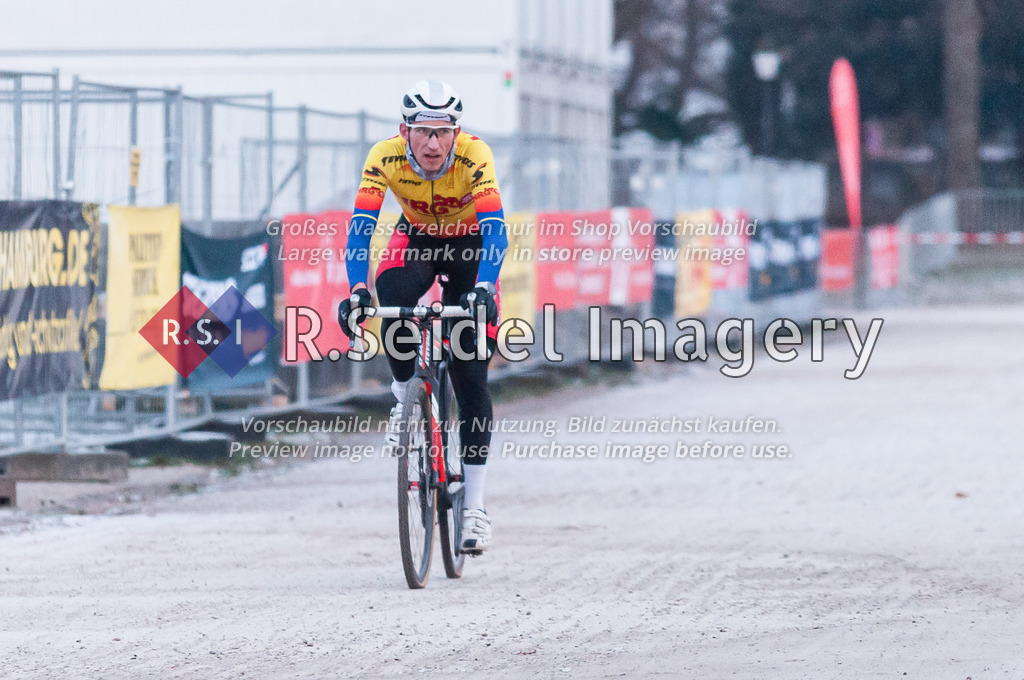 Radsport, 14. Lauf - Bikebeat Cyclo-Cross Bundesliga 2022/23 und 43. Harburger Weihnachtspreis im Stevens Cup 2022, Schwarzenbergplatz (Hamburg-Harburg), 18.12.2022 | Aus dem Rennen 6 / Männer Elite (Lizenzfahrer): 
Philipp Plambeck (#8, Harburger RG v. 1951)