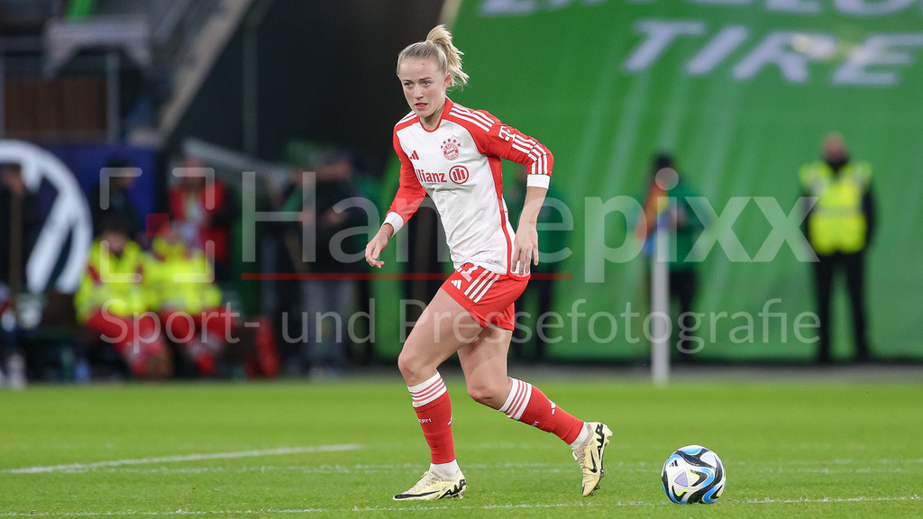 Fussball, Google Pixel Frauen-Bundesliga, VfL Wolfsburg - FC Bayern München | v.li.: Lea Schüller (FC Bayern München, 11) am Ball, Freisteller, Einzelbild, Ganzkörper, Aktion, Action, Spielszene, DIE DFB-RICHTLINIEN UNTERSAGEN JEGLICHE NUTZUNG VON FOTOS ALS SEQUENZBILDER UND/ODER VIDEOÄHNLICHE FOTOSTRECKEN. DFB REGULATIONS PROHIBIT ANY USE OF PHOTOGRAPHS AS IMAGE SEQUENCES AND/OR QUASI-VIDEO.